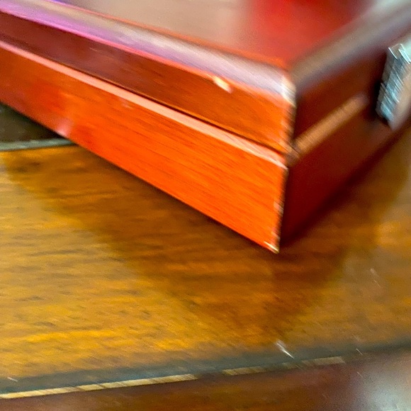 Nice Boxed Set of Wine Stoppers – Two Sizes. - Picture 4 of 8